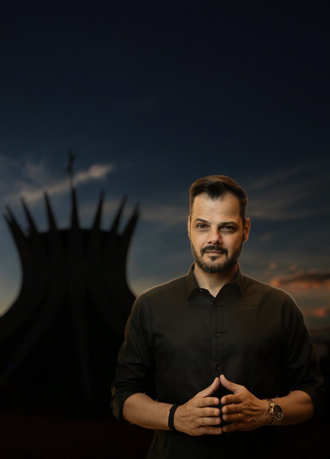 Giuseppe Bandeira em frente à Catedral de Brasília, ao pôr do sol