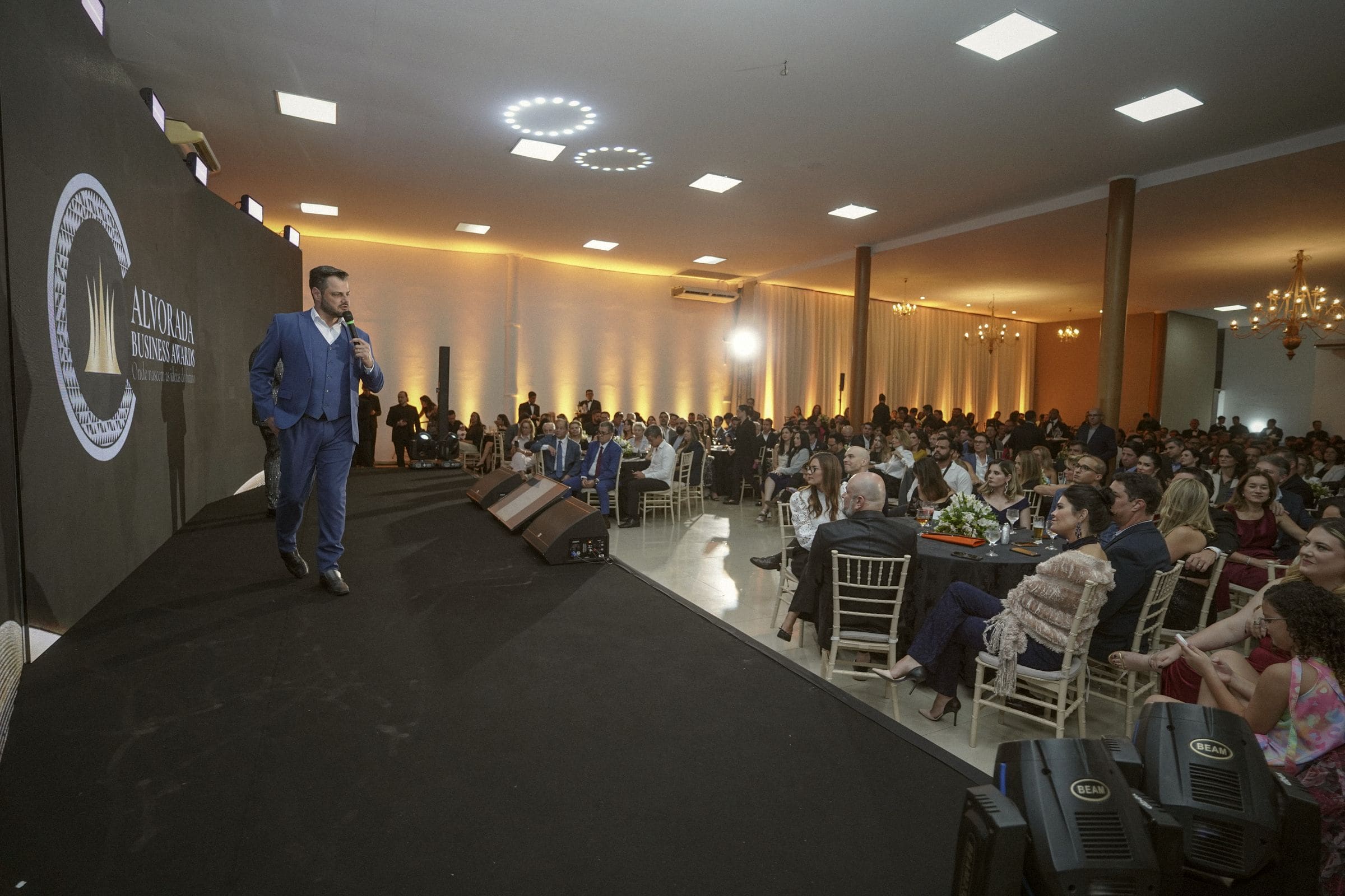 Giuseppe no palco do Alvorada Business Awards, com o salão cheio