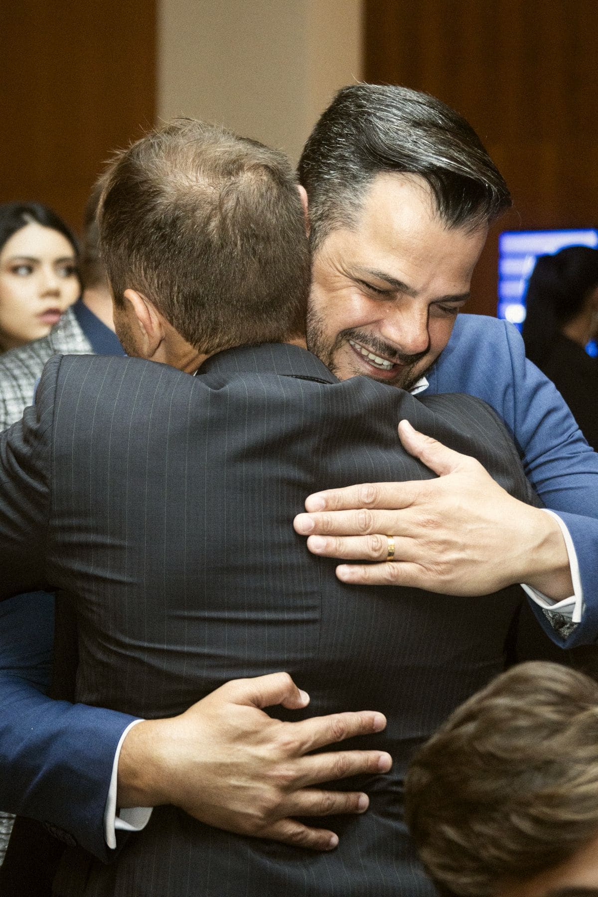 Giuseppe abraçando um convidado no Alvorada Business Awards